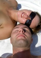 Семейные эротические снимки на пляже и дома 24 фото