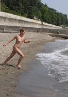 Молодые давалки показывают сиськи перед мачо на отдыхе 6 фото