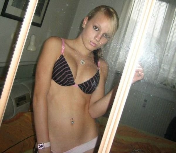 Девки фотографируются перед зеркалом, прикрывая сиськи 8 фотография
