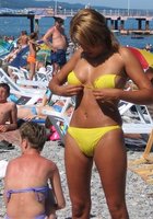 Женщина в белом купальнике отдыхает на пляже 1 фото