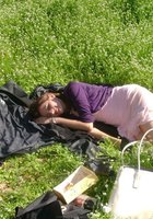 Хулиганка позирует на природе и в ванной 4 фото