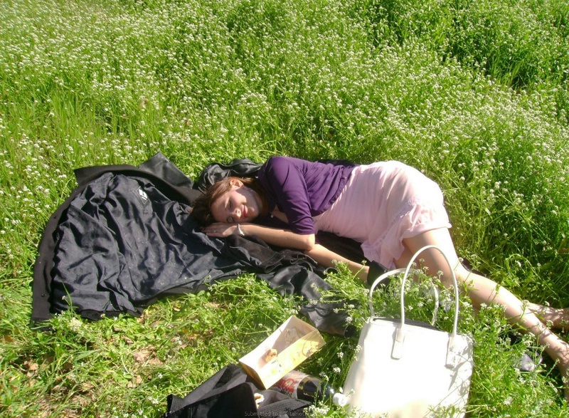 Хулиганка позирует на природе и в ванной 4 фотография