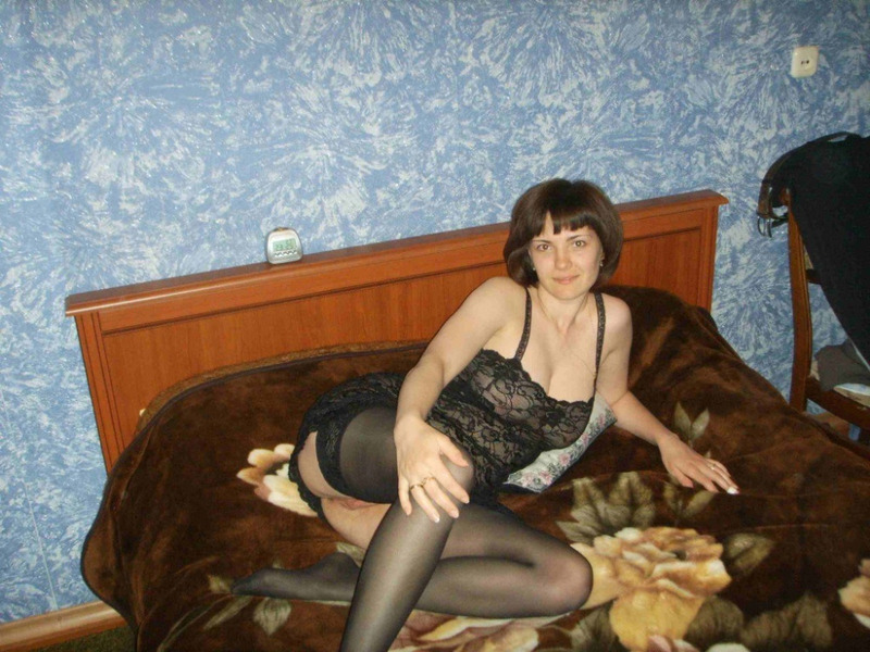 Жена показывает пеньюар возлюбленному 2 фотография