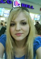 Молодая блонда посетила магазин и разделась дома 12 фото