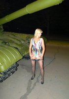 Мамка раздевается до гола даже зимой на улице 3 фото