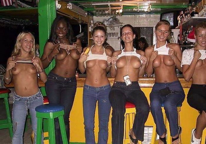Тусовщицы снимают белье в публичных местах 11 фотография