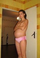 Девушки в красивых купальниках отдыхают на пляже 11 фото