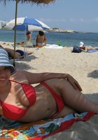 Девушки в красивых купальниках отдыхают на пляже 20 фото