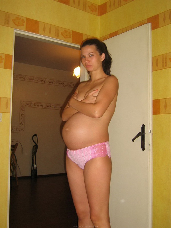 Девушки в красивых купальниках отдыхают на пляже 11 фотография