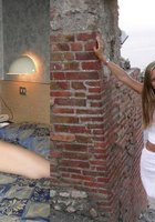 Подруги показывают себя в одежде и без нее 22 фото