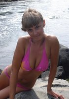Девушки в купальниках позируют на пляжах 9 фото