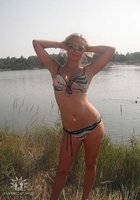 Девушки в купальниках позируют на пляжах 3 фото