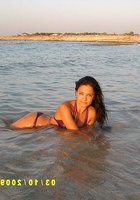 Девушки в купальниках позируют на пляжах 6 фото