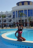 Девушки в купальниках позируют на пляжах 10 фото