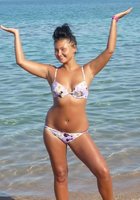 Девушки в купальниках позируют на пляжах 17 фото