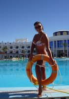 Девушки в купальниках позируют на пляжах 8 фото