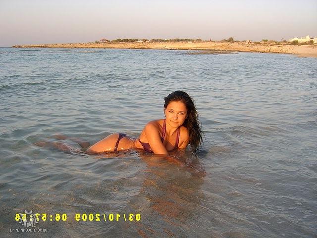 Девушки в купальниках позируют на пляжах 6 фотография