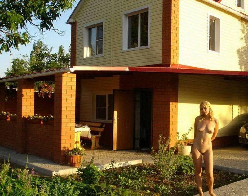 Милфа с натуральными сиськами гуляет голышом по дачному участку 1 фотография