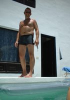 Любовники развлекаются топлесс у бассейна 7 фото