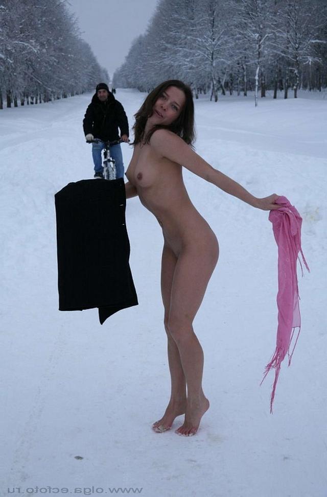 Горожанка показала голый лобок на улице зимой 14 фотография