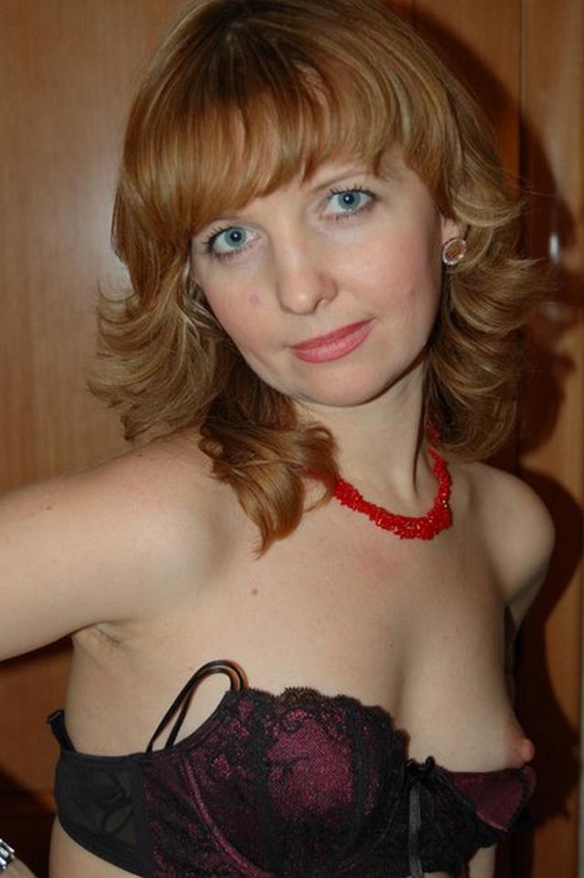 Жена демонстрирует письку в сексуальном белье 23 фотография