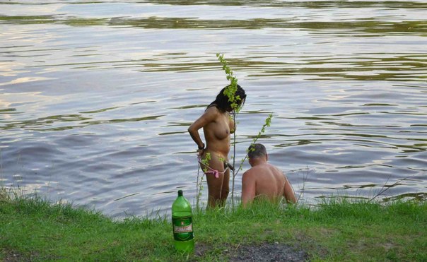 Грудастая баба возле озера отсосала у мужика 6 фотография